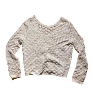 Vit virkad/stickad tröja - Storlek S från bik bok🤍 superfin. Passar M och xs också. Möts och fraktar