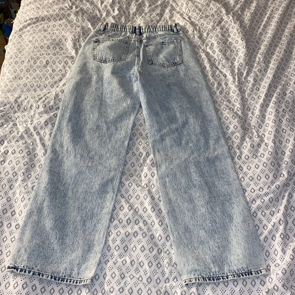 Säljer mina Jeans från Shien då de var så små att jag ej fick på mig dem. Väldigt mjukt och skönt material och trycken på benen verkar väldigt bra så de kommer nog inte gå bort så lätt i tvätten. Skriv för fler bilder 💕. Jeans & Byxor.