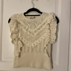 Zara topp - Hej säljer den här stickade tröjan från zara i st M. Säljer för att jag inte använder den. Knappt använd och fin kvalitet. Skriv om du har några frågor❤️ pris kan diskuteras vid snabb affär👍