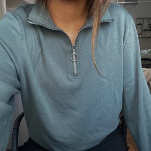 Tröja - Grön mysig tröja med dragkedja från bikbok💚 Materialet inuti är mjukt och skönt🥰 Storlek XS. Köparen står för frakt!