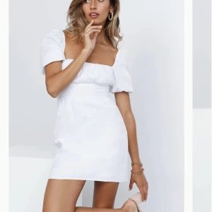 Studentklänning  - Säljer denna studentklänning från Dennis Maglic. Aldrig använd och endast testad! ✨Storlek S