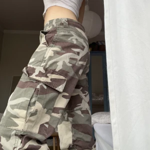 Camopants  - Lågmidjade camouflagebyxor 