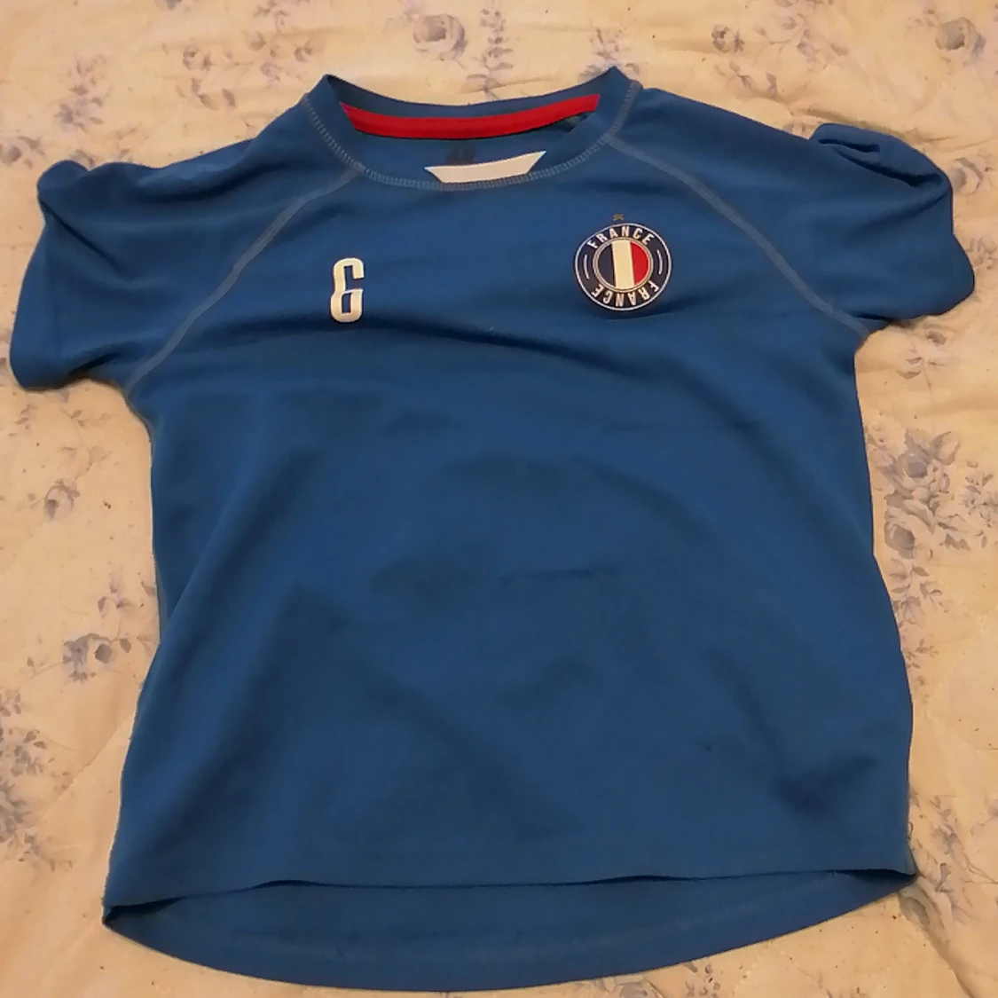 Skorna är 32 i storlek och tröjan för 9 åringar - 90