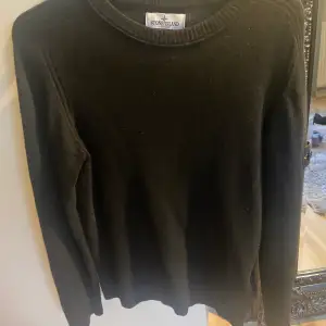 Stone island stickad tröja i storlek 14/170. Den är köpt i NK i göteborg och säljs pga att den inte kommer till användning längre. Cond 8/10. Hör av er vid mer frågor. Pris kan diskuteras vid snabb affär☺️