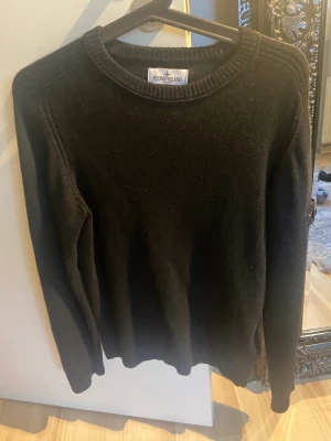 Stone island stickad tröja - Stone island stickad tröja i storlek 14/170. Den är köpt i NK i göteborg och säljs pga att den inte kommer till användning längre. Cond 8/10. Hör av er vid mer frågor. Pris kan diskuteras vid snabb affär☺️