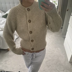 Stickad tröja  - Stickad tröja med knappar, inga täcken på andvändning, säljer pågrund av att jag ej andvänder den 