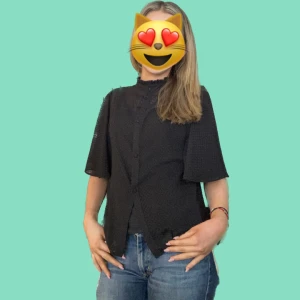 Sjukt söt blus/topp😍🙌🏻 stl M - Mango blus/topp med ”fjärilsarmar” 🫶🏻 så bra skick och en stilig men gullig topp💓 frakt står köparen för😊