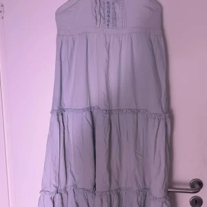 Långklänning  - Långklänning med snöre runt nacken tunnt denim tyg 