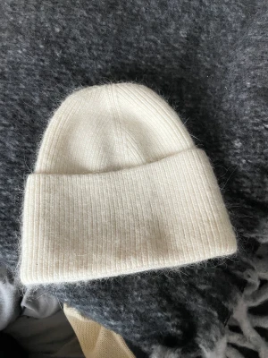 Vit mössa  - Vit mysig mössa från Alvii.  Knappt använd!  Frakt tillkommer ❤️