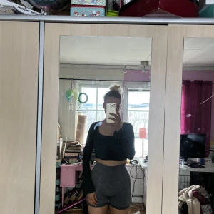 Crop top - Säljer denna fina militärgröna croptop med vida ärmar  Endast testad:)