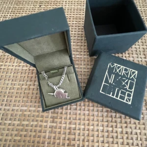 Maria Nilsdotter halsband  - Säljer mitt superfina Maria Nilsdotter you & me necklace. Den är i längd 40 <33