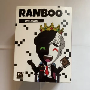 Ranboo YOUTOOZ collectibles Dream SMP - Säljer denna figurinen pågeund att jag inte hat något intresse för minecraft eller Dream SMP längre. Den har några skador (boxen) om du vill se så kan du skriva och fråga om flera bilder! Men figuren är helt okej och i perfekt skick.