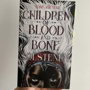 Children of blood and bone av Tomi Adeymi. Språk: svenska. Mycket fint skick. 
