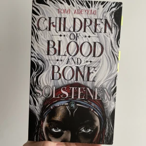 Children of blood and bone  - Children of blood and bone av Tomi Adeymi. Språk: svenska. Mycket fint skick. 