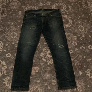 Slitna Lee jeans - Härligt slitna Lee 