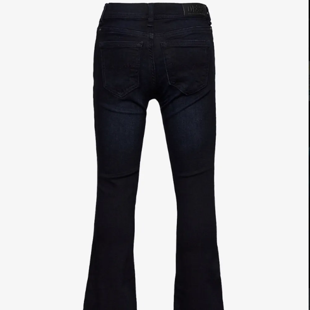 Säljer dessa lågmidjade mörkblåa bootcut jeans från diesel som är justerbara i midjan, då de inte kommer till användning längre. Pris kan diskuteras💕. Jeans & Byxor.