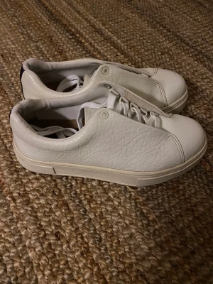 Eytys - Säljer mina vita Eytys i mycket bra skick. Perfekta inför våren💙