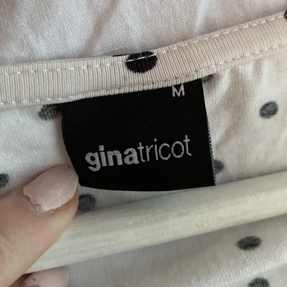 Säljer denna tröja från Gina Tricot. Ganska sparsamt använd men tvättad några gånger. Storlek M men mindre i storlek, passar mig super som har S.   Säljer pga att den inte används längre 😊. Toppar.