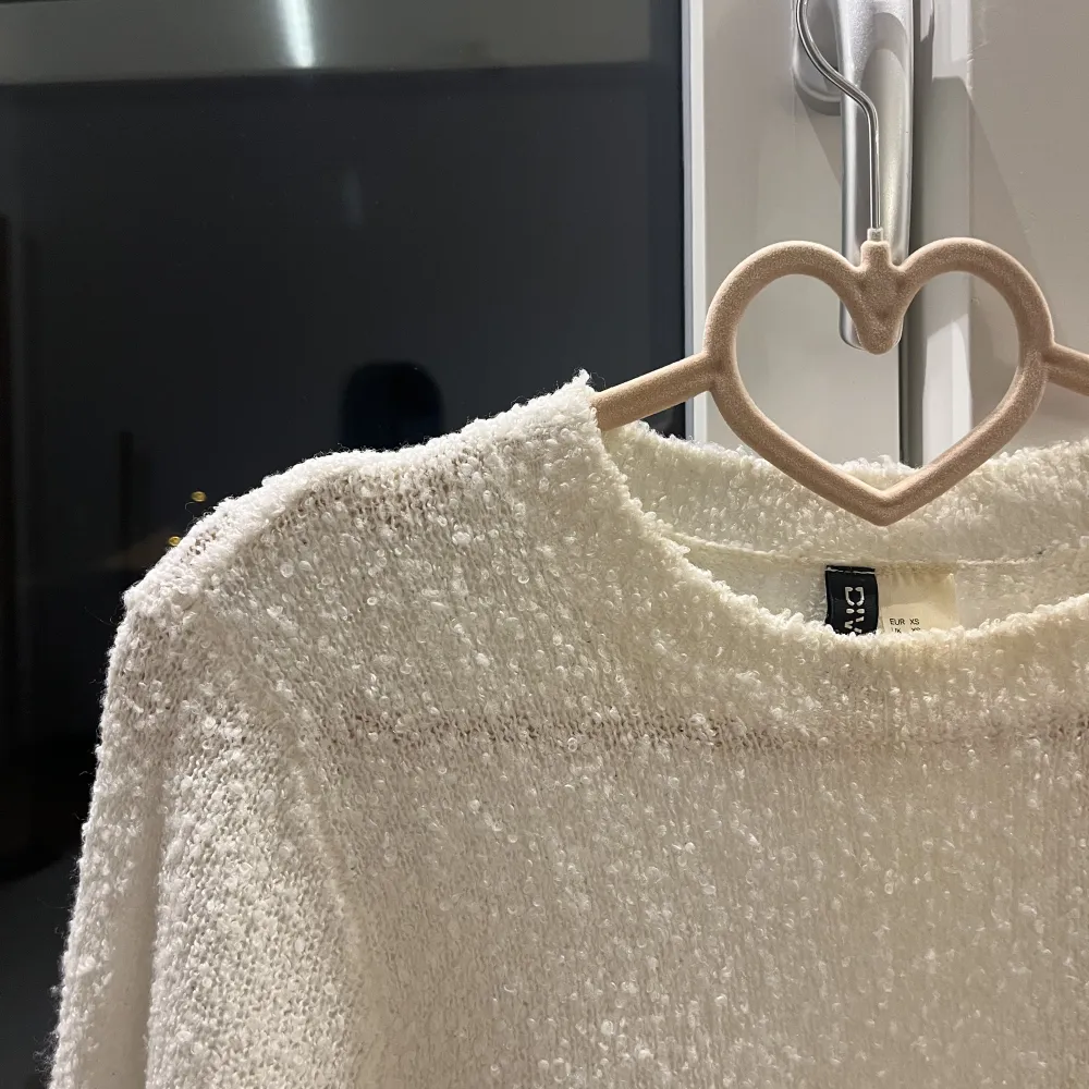 Asnice stickad tröja från H&M. Den är tyvärr för liten för mig, därav säljer jag🫶🏼 frakt tillkommer.. Stickat.