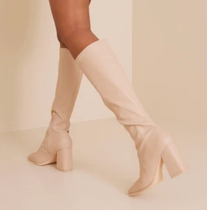 Boots från Nelly - Säljer ett par beiga boots från Nelly. Endast använda en gång i strl 39. Kom gärna med egna bud. 