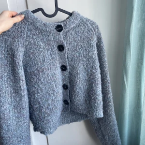 Zara tröja  - Sparsamt använd stickad tröja från Zara som inte kommer till användning längre. Väldigt mjuk i materialet och sticks inte 