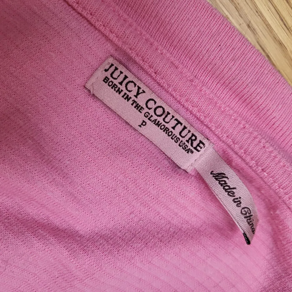 En rosa tröja med text på ryggen. Säljer då den inte kommer till användning😊❤️.. Tröjor & Koftor.