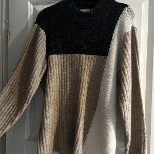 Stickad tröja - Stickad tröja från Fransa i färgerna grå/svart, vit & beige,  storlek M, använd ett fåtal ggr ✨ 