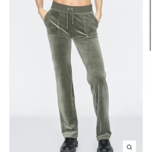 Juice couture - Säljer mina byxor eftersom dem inte kommer till användning. Jätte fint skick och använda fåtal gånger. Storlek M, pris kan diskuteras.