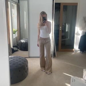 Beiga low waist byxor - Säljer nu ett par beiga low waist mjukisbyxor då dom inte längre kommer till användning⭐️ Storlek Xs men skulle säga att dom även passar S då det är mjukisbyxor🤍