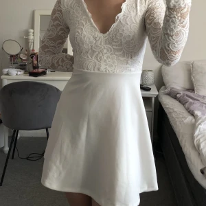 Studentklänning  - Säljer denna studentklänning från bubbleroom som bara blivit använd en gång. Storlek M men passar även på mig som brukar bära S, väldigt stretchig.☺️