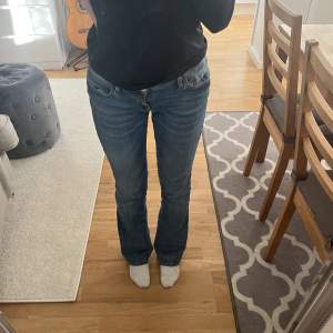 Lågmidjade bootcut jeans från Mavi i modell Bella. Storlek 25/32, passar mig som är mellan xs/s i jeans och är 160 lång💗innerbenslängd är 78cm