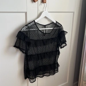 Blus - Super fin blus i super fint skick säljer för 200 + frakt men vid snabb affär 150 + frakt ❤️❤️