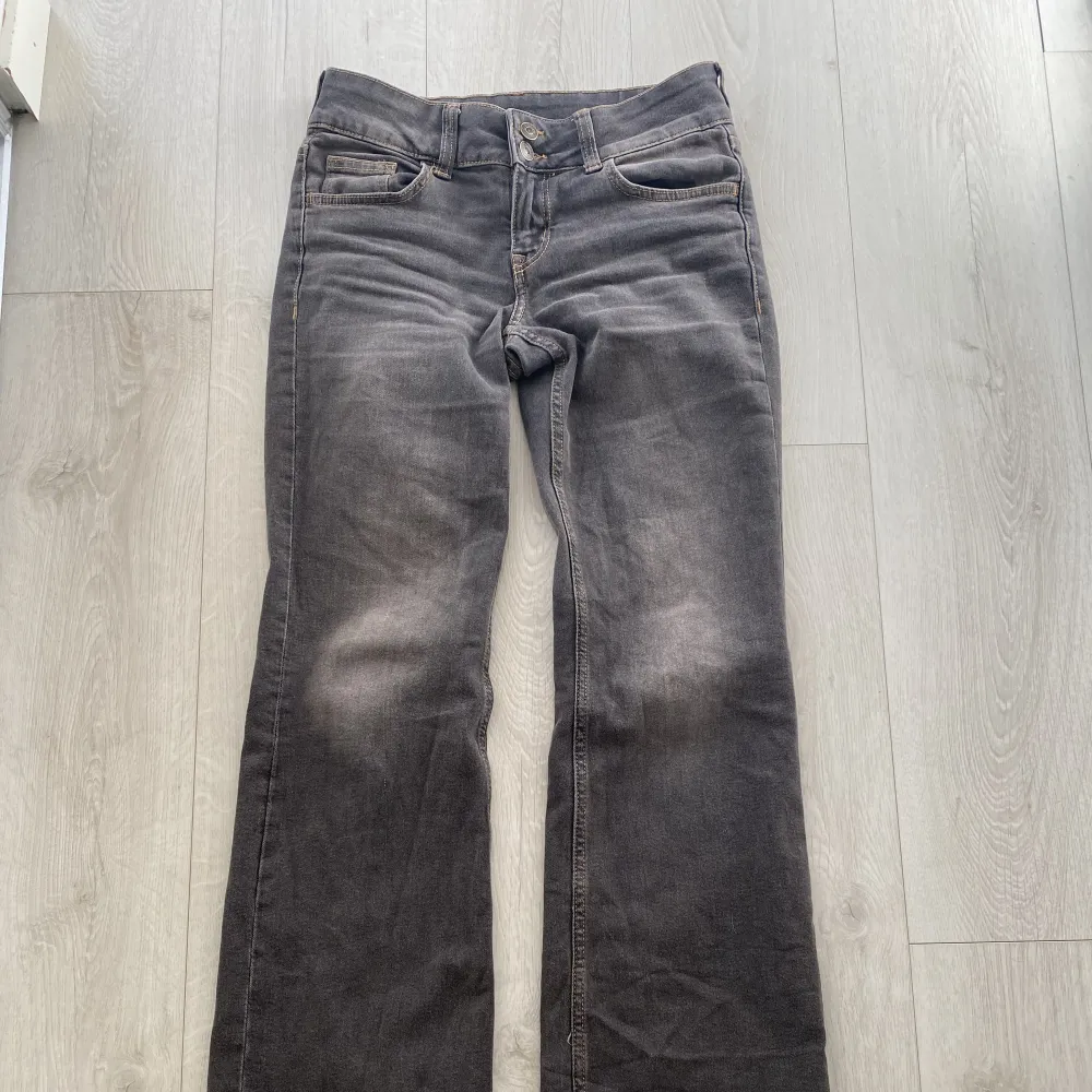 Säljer dessa low waist jeansen från H&M pga att de är för stora i midjan, använda 3-4 gånger så de är som nya, finns inte längre att köpa💫. Jeans & Byxor.