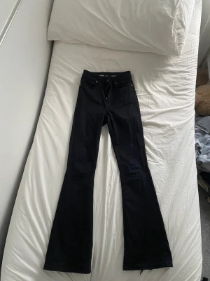 Jeans  - Super snygga flare/boot cut jeans från carlings. Använda hyfsat mycket och är i ett bra skick   förutom ett hål nere vid foten(bild 3) men inget man tänker på! Bara hör av vid frågor! 