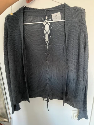 Grå Kofta - Söt grå kofta från vero Moda! Med snörning i ryggen💕💕