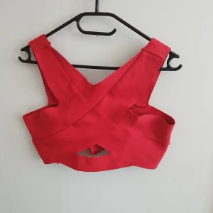 Bikbok kort  topp - Röd sommar topp med korsatt rygg, från bikbok storlek M/S
