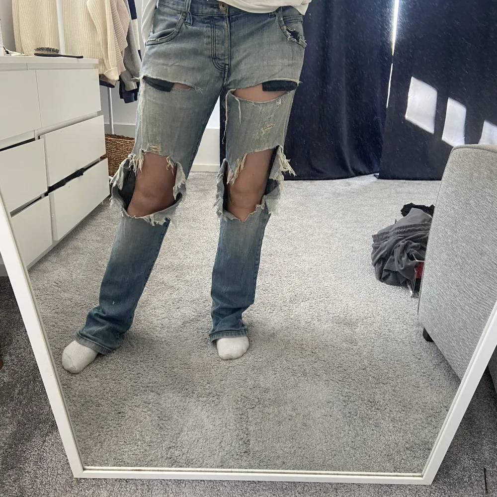 Snygga jeans från Armani jeans. Jag har midjemått 75 cm och dom är lite större på mig. Tunnare material men väldigt sköna. Storlek 36. Väldigt coola med perfekt mycket hål. Nypris 1200 kr säljer för 500. . Jeans & Byxor.