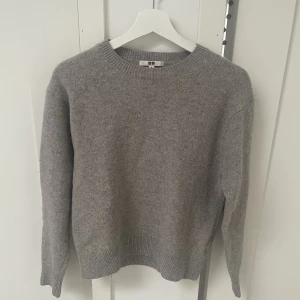 Stickad tröja  - Säljer denna fina gråa stickade tröjan från Uniqlo pga att den ej kommer till användning. Stl. M men skulle säga S/M då den inte är oversize 🫶🏻