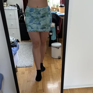 Meshkjol - Kjol från Urban outfitters i meshliknande material. Superfin men aldrig använd och prislapp är kvar. Den är även dubbelfodrad