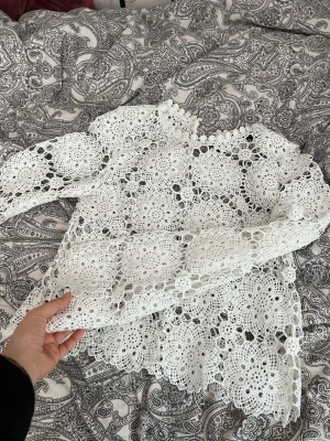 Broderad topp - Broderad vit tröja 