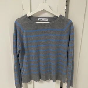 Tunn långärmad tröja - Snygg tröja från Zara. Storleken är M men skulle säga att den passar S precis lika bra❤️