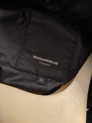 vintetjacka, Rock’Blue - Vill sälja denna jacka eftersom att den inte kommer till användning längre. Jackan är använd endast i en vinter och är i helt nytt skick, storlek 38. Pälsen är äkta. Säljer för 1500 men pris går att diskutera. 