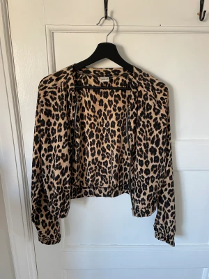 Bomberjacka i leopardmönster - Väldigt fint skick. Sparsamt använd och hittar inget att anmärka på.  Tunt och lätt material.  Storlek 36 
