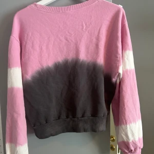 Oversized cropped sweatshirt  - Oversized cropped sweatshirt från nakd i storlek S. Använd men i bra skick!