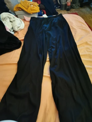 Byxor - Ett par lite mer tunna byxor och dem andra två är mjukisbyxor. Priset ni ser är för alla tillsammans annars 120kr/st