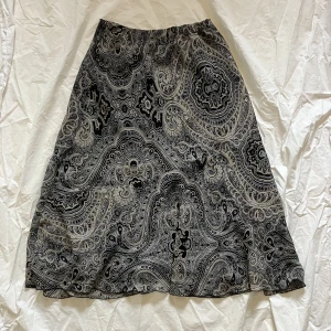 bohemisk maxi kjol - söt bohemisk maxi kjol, påminner mig om 90-tals boho witchy stil😻very much the craft❣️❣️skulle säga att den är en storlek m  skriv gärna med frågor xoxo😽