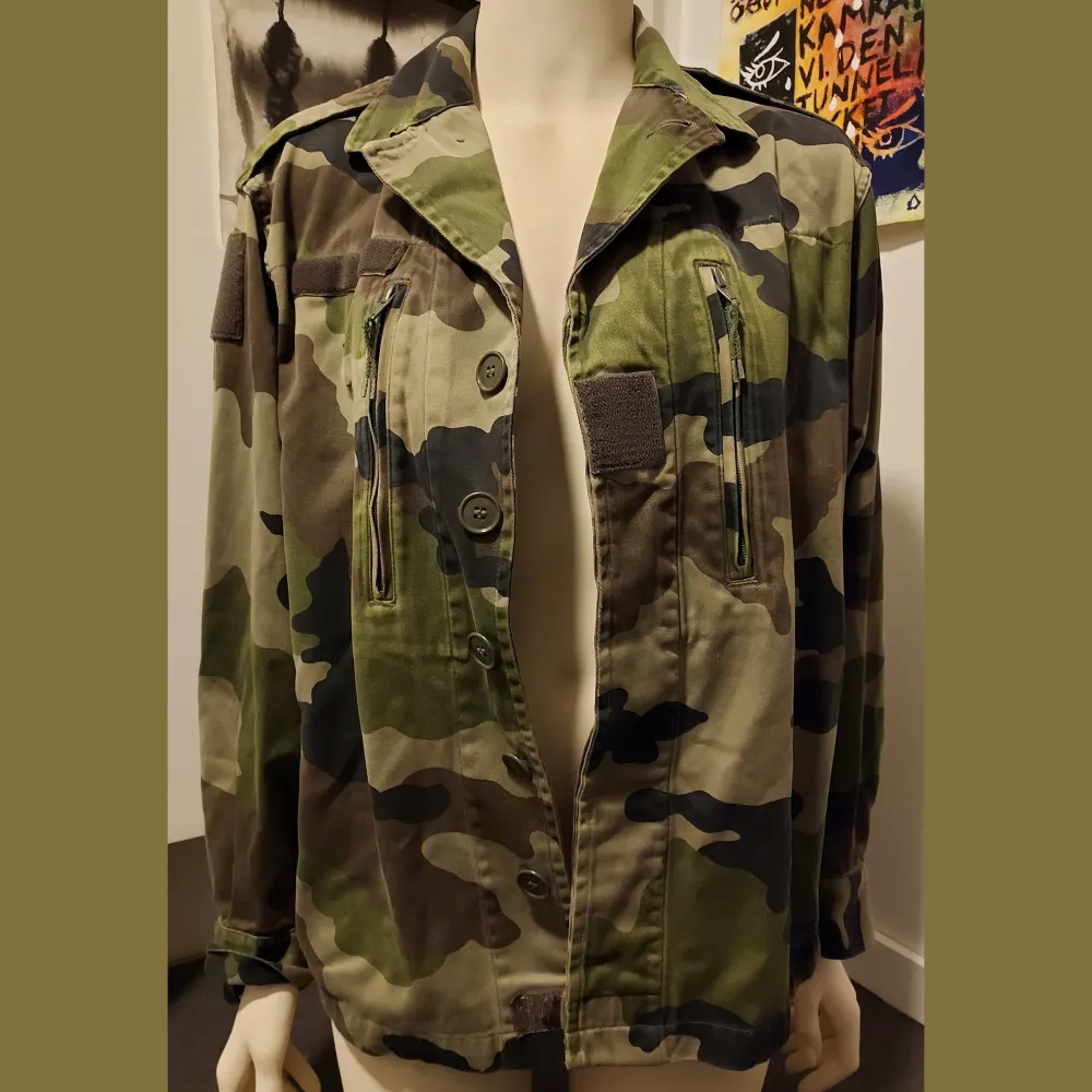 Cool camouflage jacka, märke och storlek har klippts bort någon gång men skulle säga att den är en M. Eventuell frakt betalas av köparen 💚🤎. Jackor.