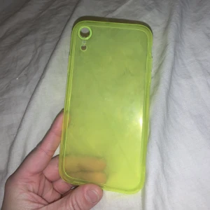 Neon gult skal  - iPhone skal som passar iPhone xr, säljs då det inte passade min telefon. Bara testat, pris 10kr köparen står för frakten. 