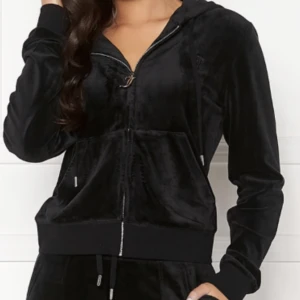 Juicy couture kofta - Säljer denna juicy couture tröjan då den inte kommer till användning. Svart och i storlek xs, superbra skick