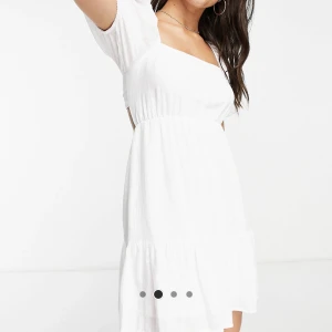 Vit klänning - Vit klänning från PULL&BEAR i storlek M. Köpte till studenten men har bestämt mig för en annan klänning och returtiden på denna har gått ut så därför säljer jag den. Den är alltså bara testad, så alla lappar sitter kvar. Slutsåld, köpt för 360 kr.